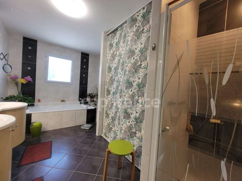 Plain-pied 3 chambres · Piscine au sel · Chauffage au sol - photo 14