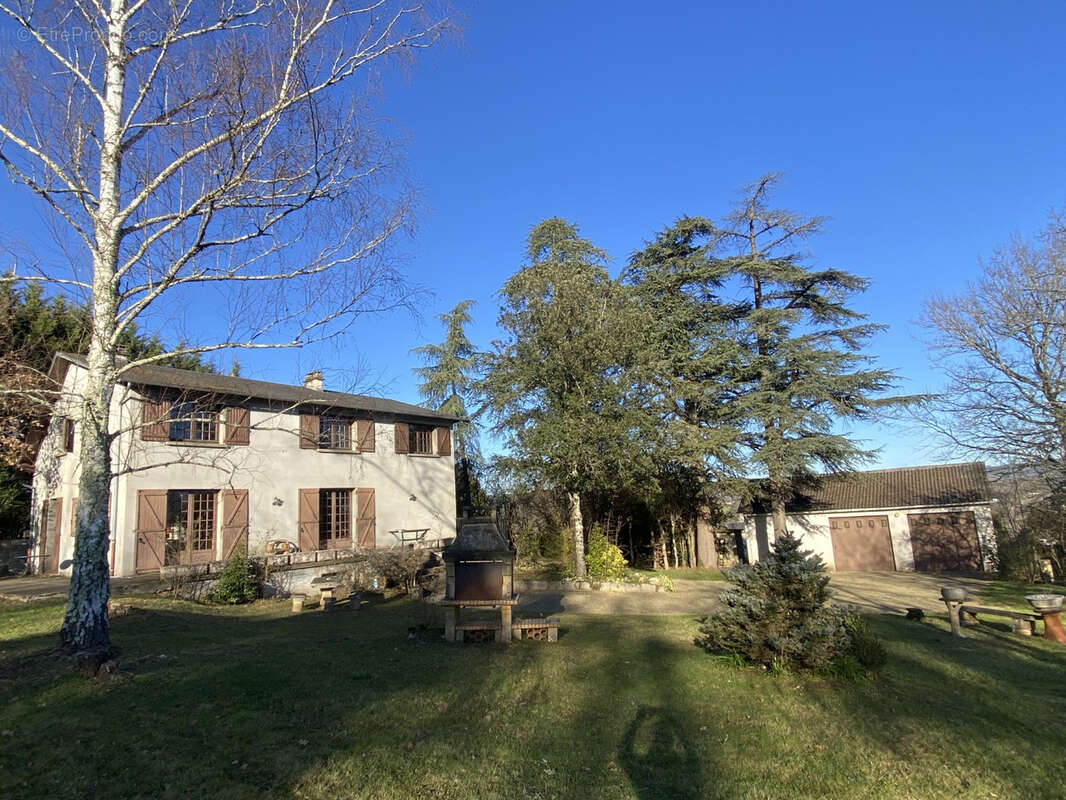 Maison à SAINT-CYR-LA-ROCHE