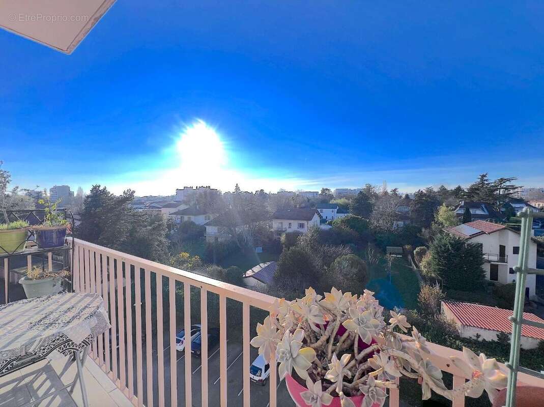   - Appartement à DECINES-CHARPIEU