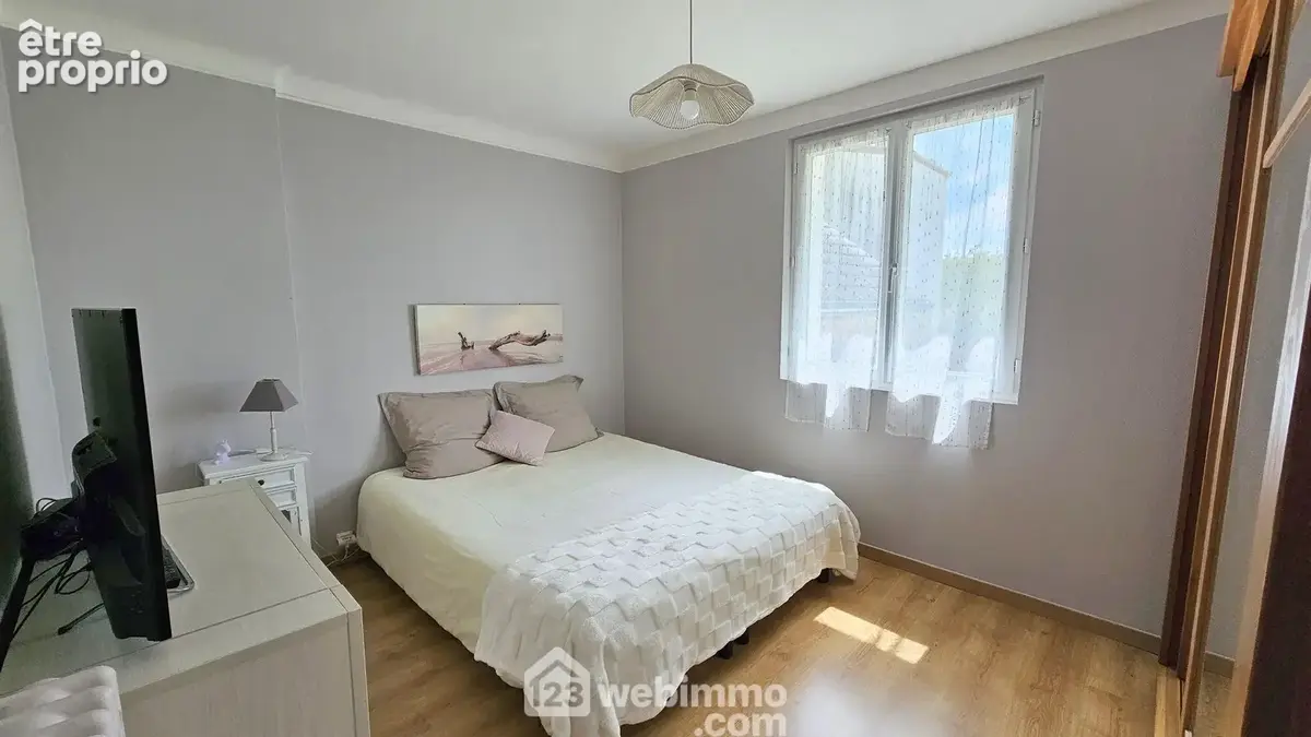Une seconde chambre de 12 m² toute parquetée.