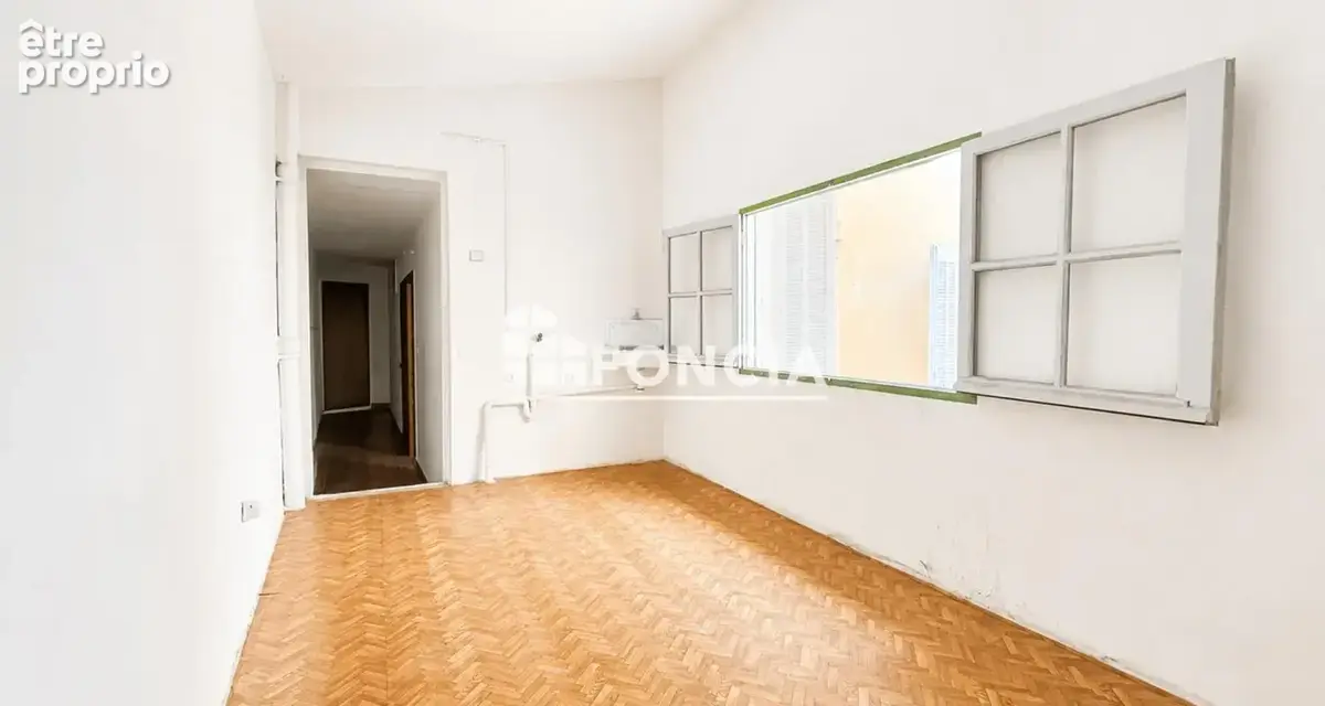 En vente Nîmes Centre Ville T5 / - photo 5