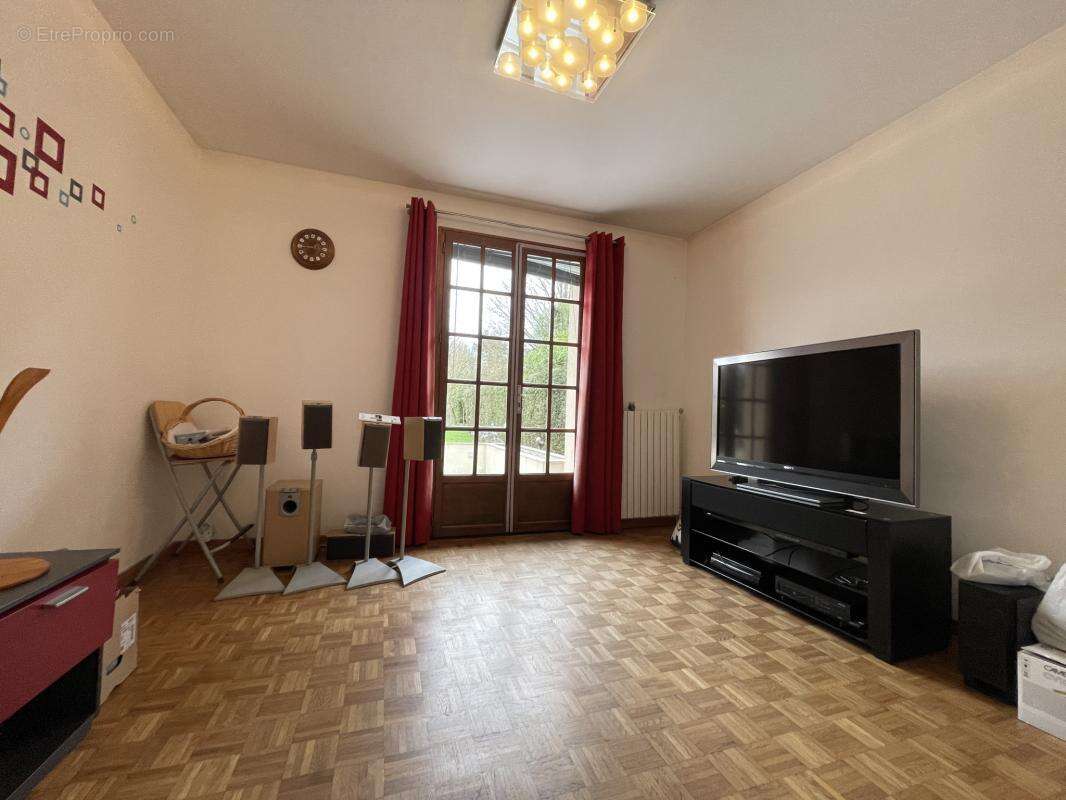 Maison au calme avec grand terrain et beau potentiel - photo 8