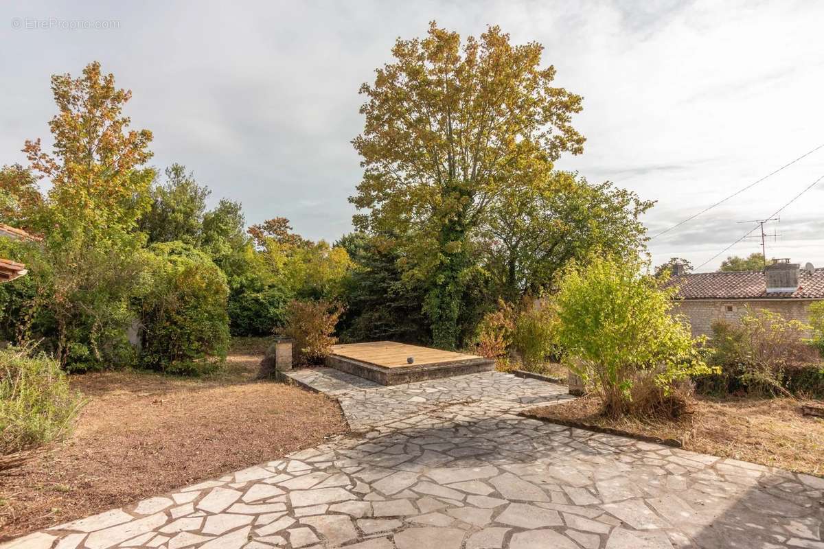 Maison à SAINT-MEME-LES-CARRIERES