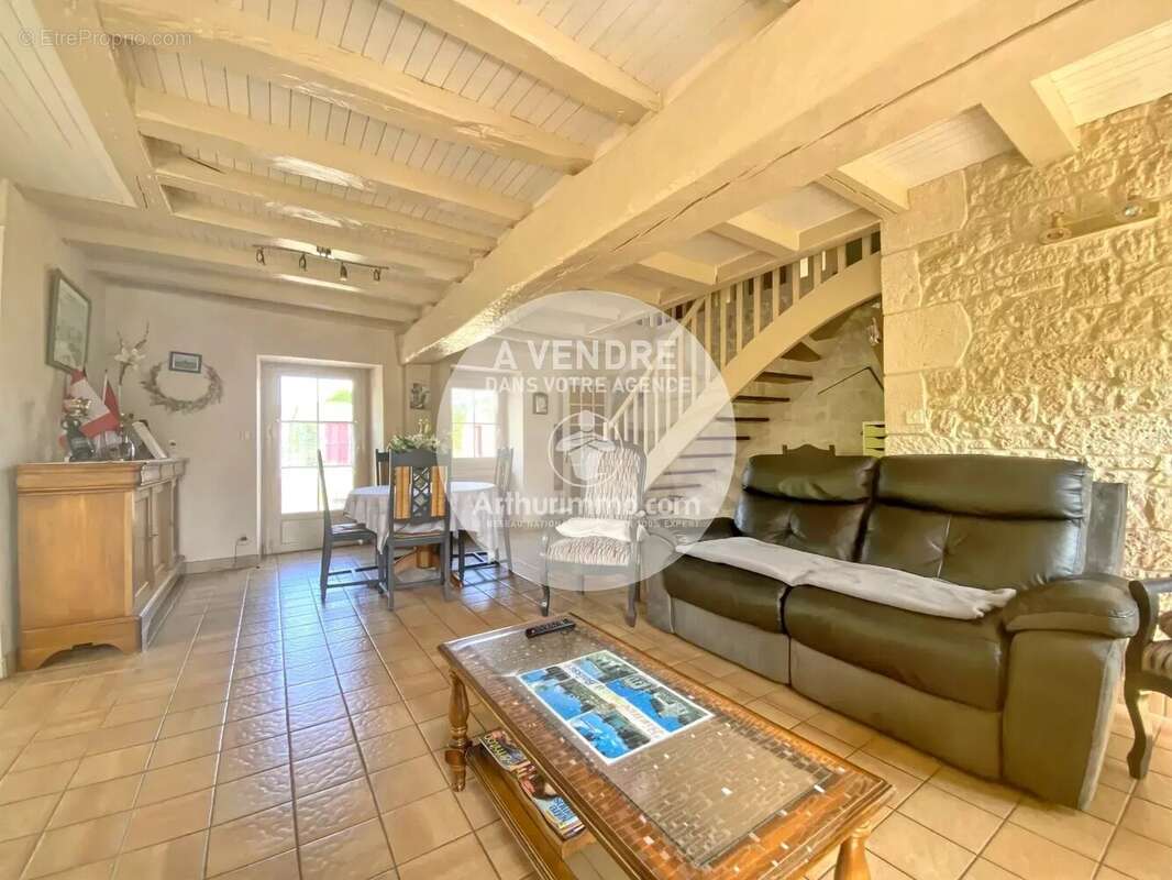 Proche centre, belle longere de 160 m² avec dependances - photo 4