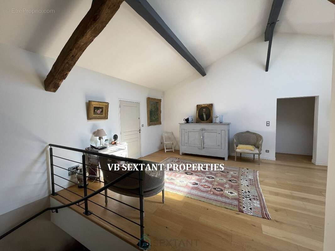 Sud Gironde, Belle maison de campagne rénovée, avec vue panoramique, dépendances  et piscine..11 hectares - photo 10