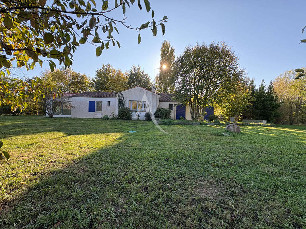 Maison 5 pièces - 3 chambres - LES VELLUIRE SUR VENDEE - photo 9