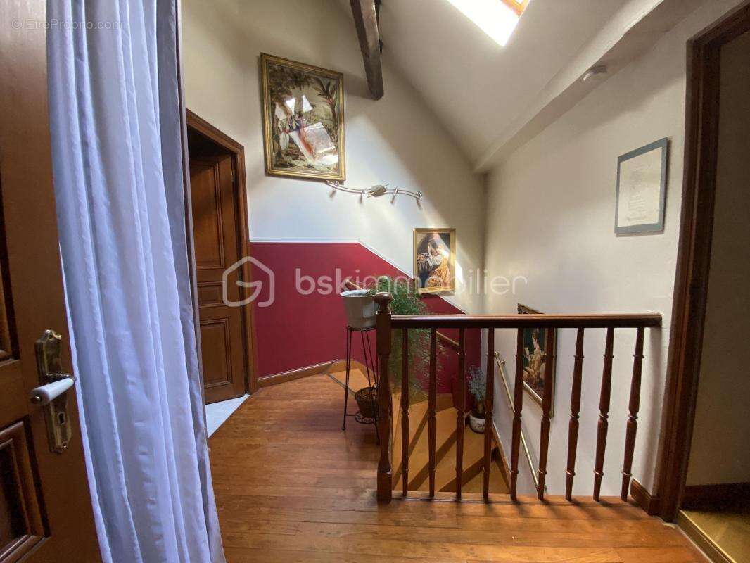 Antoine Rafart BSK Immobilier vous présente cette très belle maison de famille de 195 m2 habitables, 4 chambres, 800 m2 de terra - photo 14
