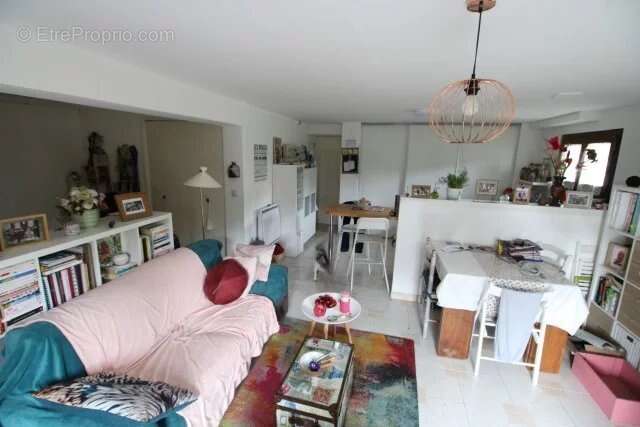 Maison individuelle de trois chambres avec studio d'une chambre, piscine et grand terrain - photo 9