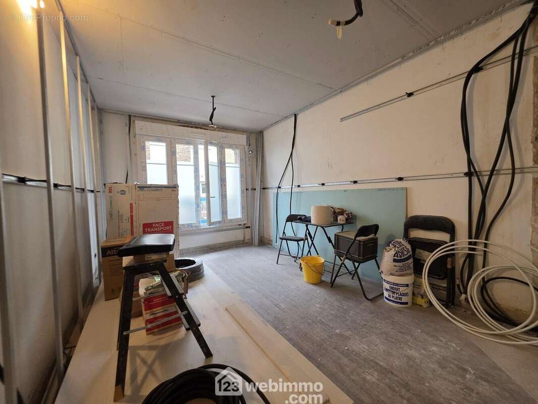 Pièce principale offrant un beau volume et une belle luminosité. Un espace à repenser entièrement pour créer un séjour confortable et fonctionnel. - Appartement à REIMS