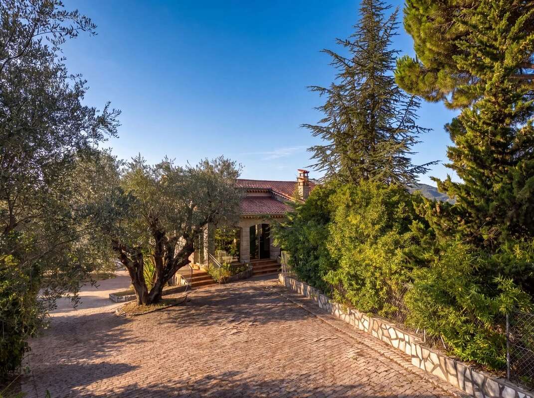 CONTES Maison avec piscine, garage et fort potentiel locatif – calme absolu proche Castellar - photo 11