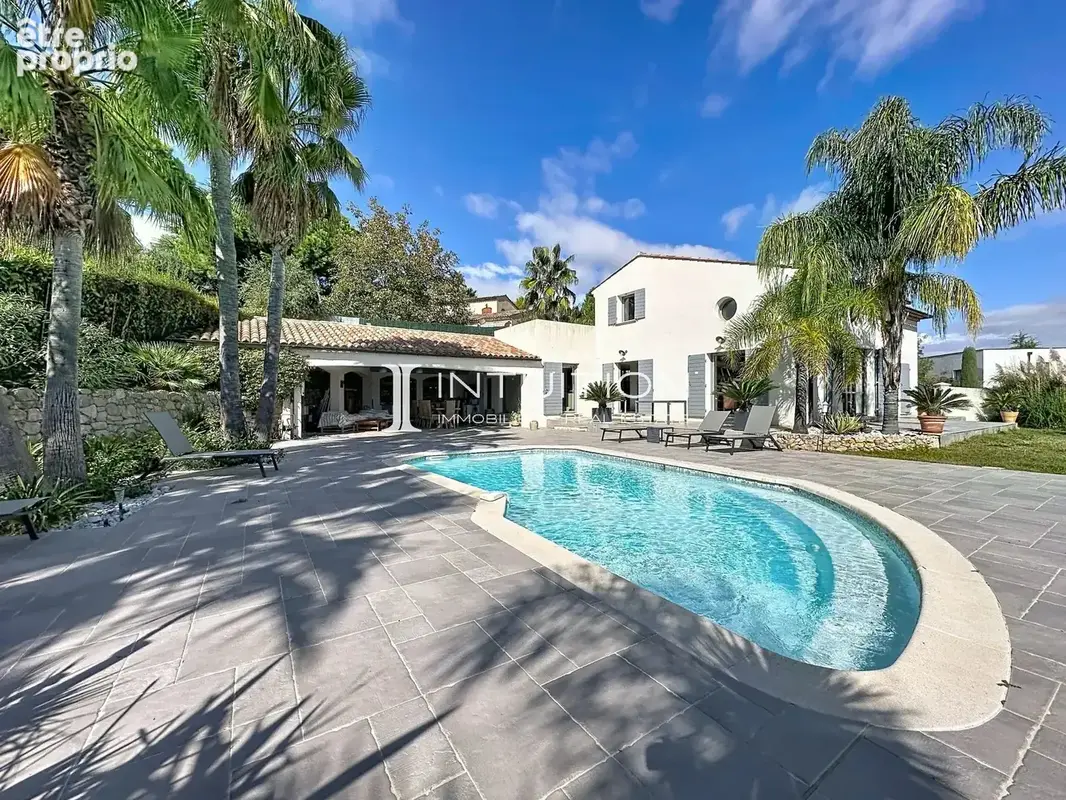 Proche Valbonne : Élégante villa avec vue panoramique et piscine - photo 15