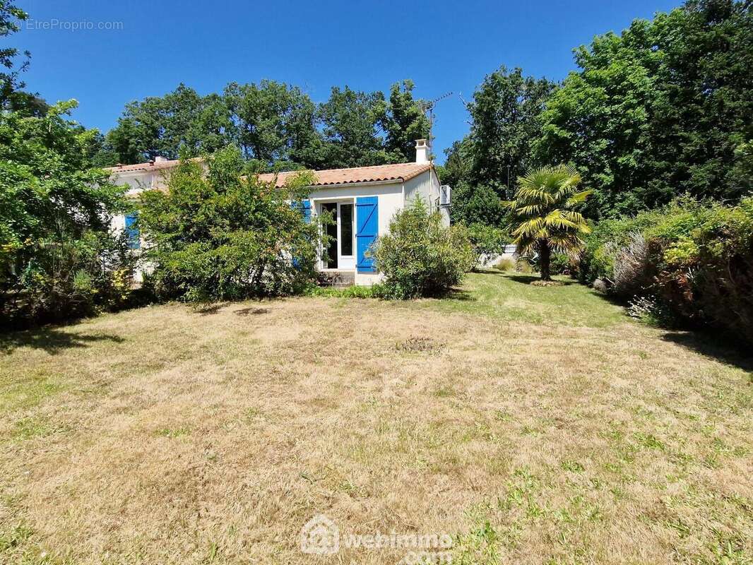 Vue sur le jardin au sud. - Maison à MOUTIERS-LES-MAUXFAITS