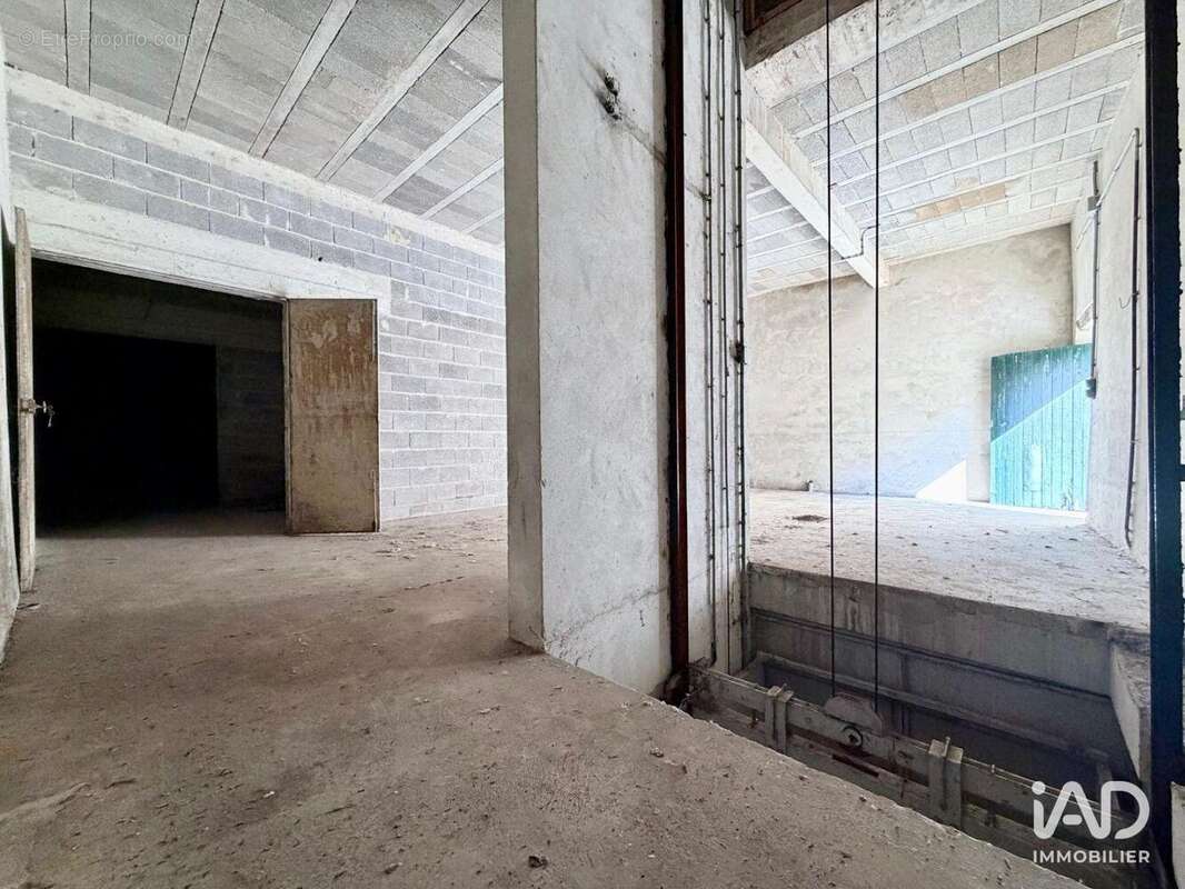 Photo 9 - Commerce à FLEURY-LA-RIVIERE