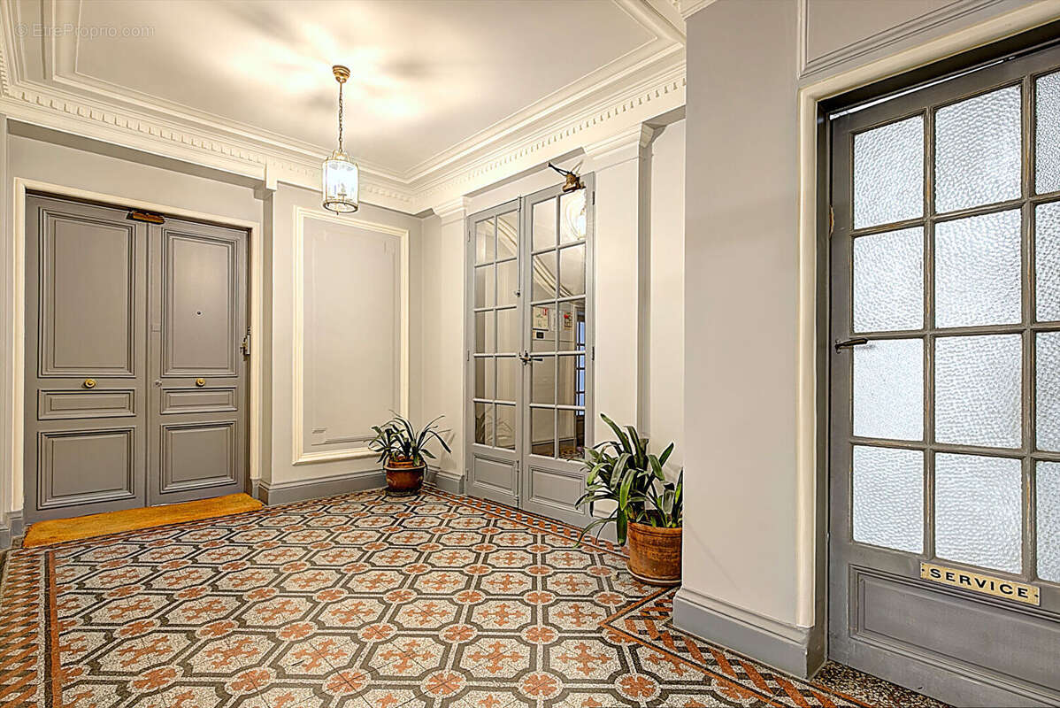Appartement à NEUILLY-SUR-SEINE