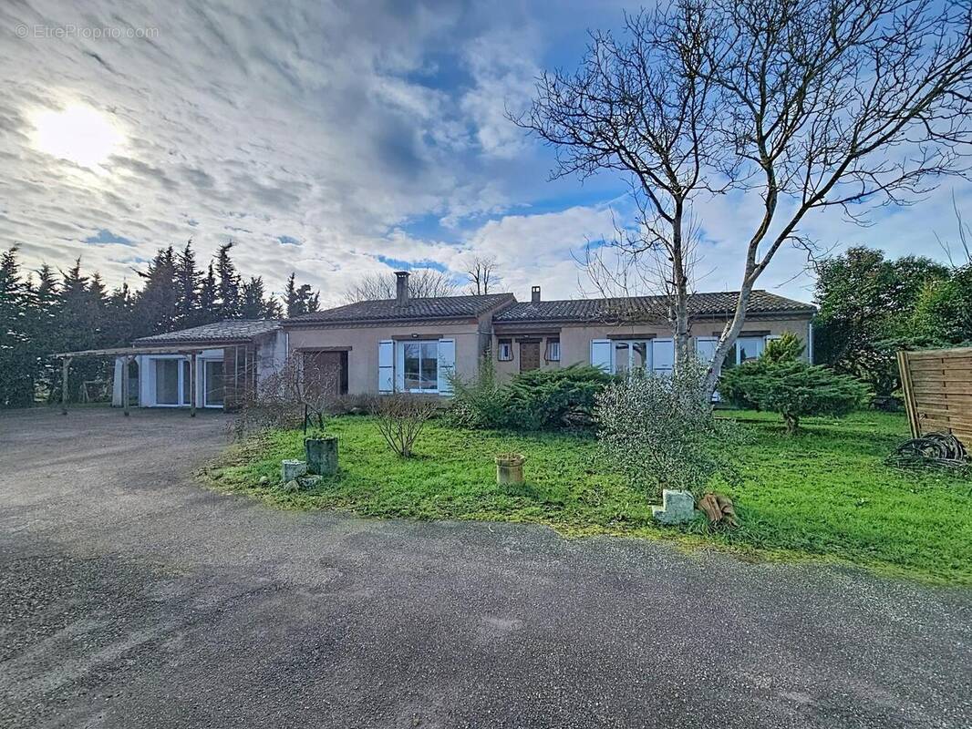 Photo 1 - Maison à VILLENEUVE-LA-COMPTAL