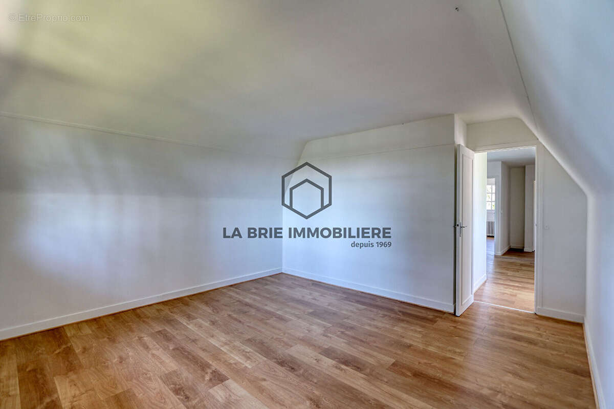 Maison à MANDRES-LES-ROSES