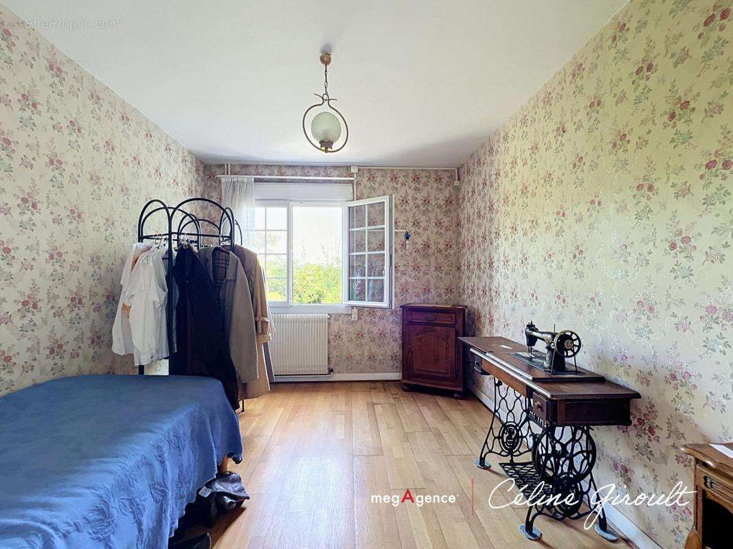 Contruction de qualité avec 7 chambres et beaucoup de stationnement ! - photo 7
