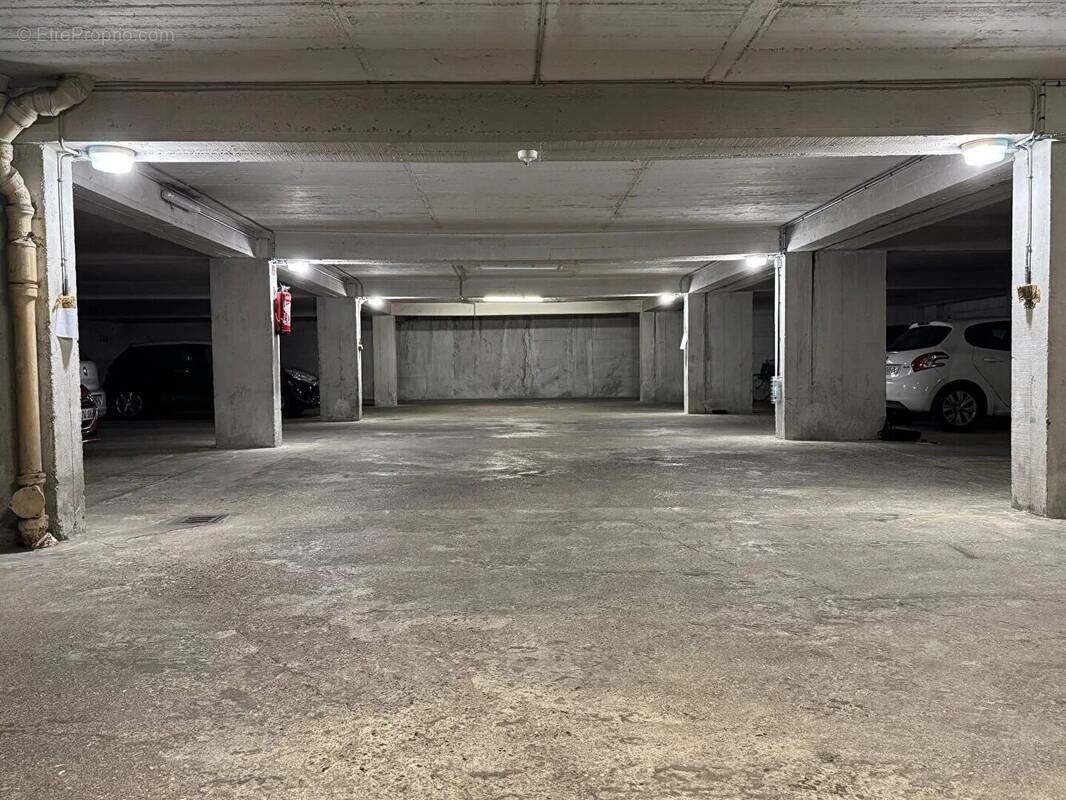 Parking à PARIS-15E