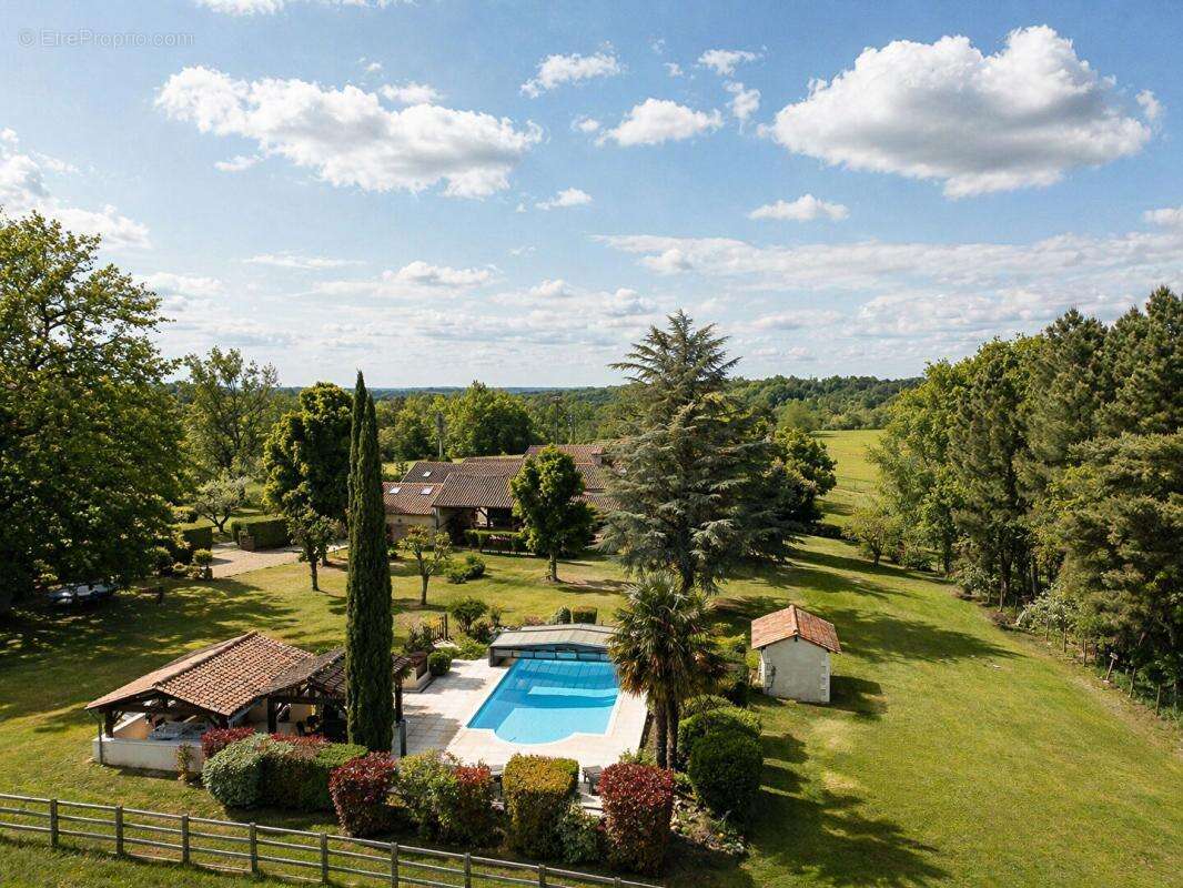 A vendre, superbe propriété en pierre de 245 m² habitable située à BUSSAC 24350 - photo 3