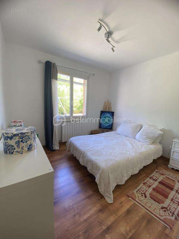 Maison familiale de plain-pied avec piscine sur près de 2000m2 de terrain - photo 13