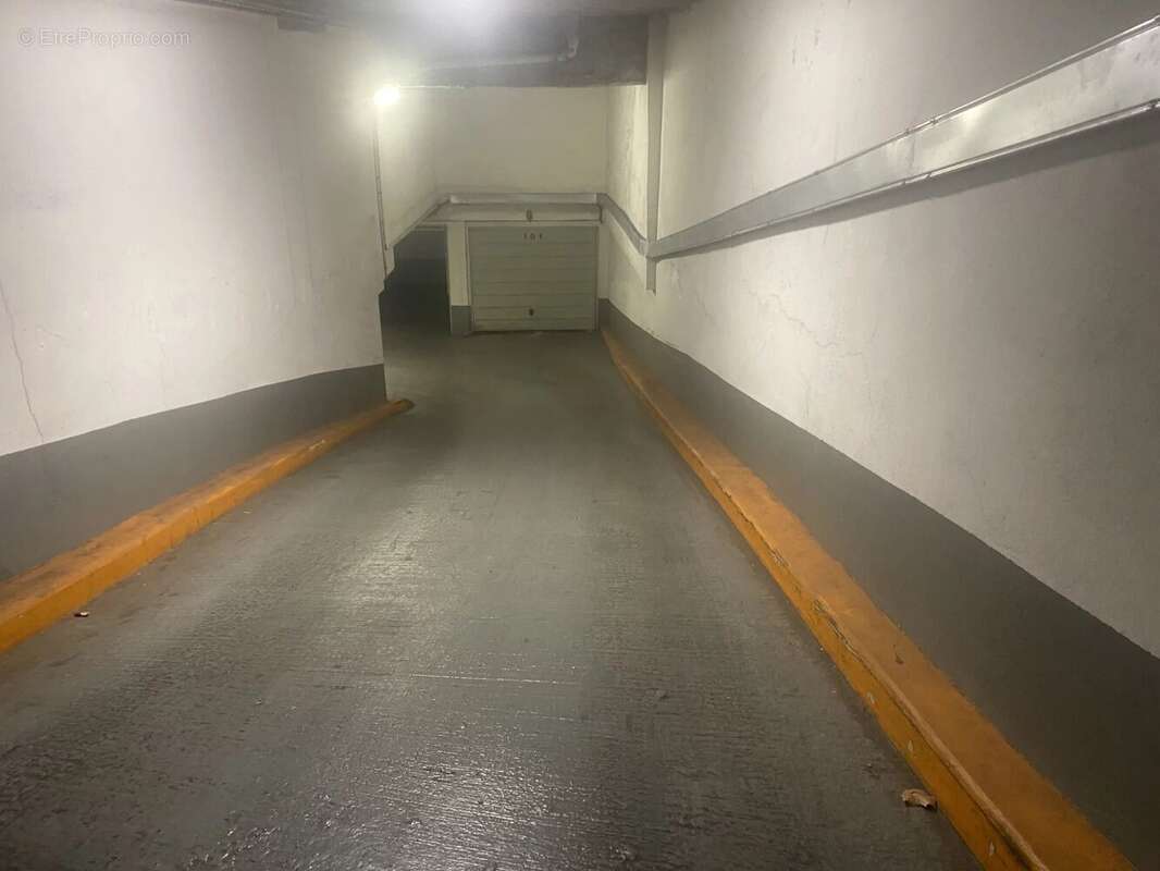 Parking à PARIS-17E