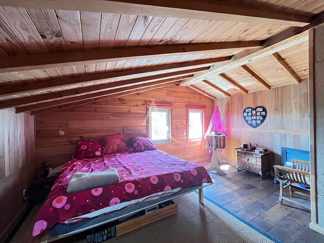 Grande maison familiale de 185m² avec studio indépendant sur plus de 2300m² de terrain ! - photo 10