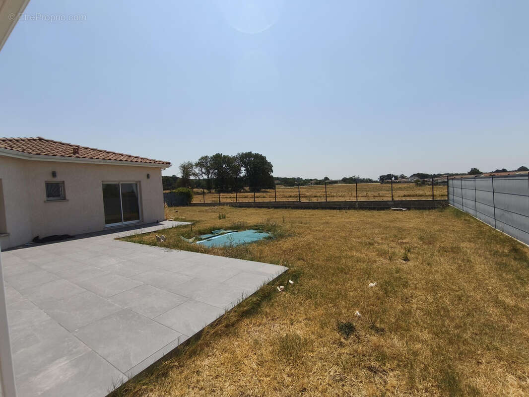 Maison récente T4 de 110 m2 de plain-pied avec terrasse et terrain clôturé - photo 2