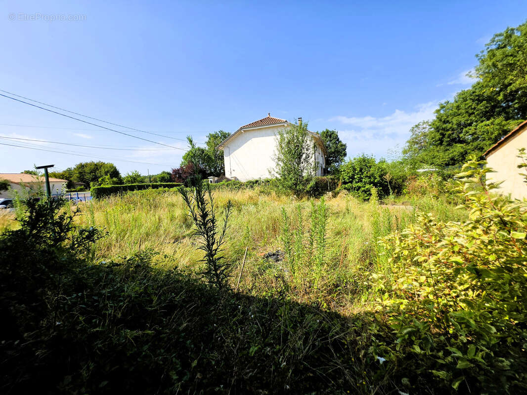 Gros potentiel pour cette ferme a rafraichir sur mezeriat - photo 7