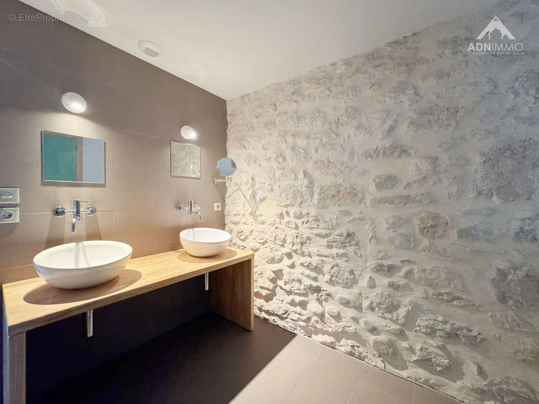 Maison à SAINT-GENIS-POUILLY