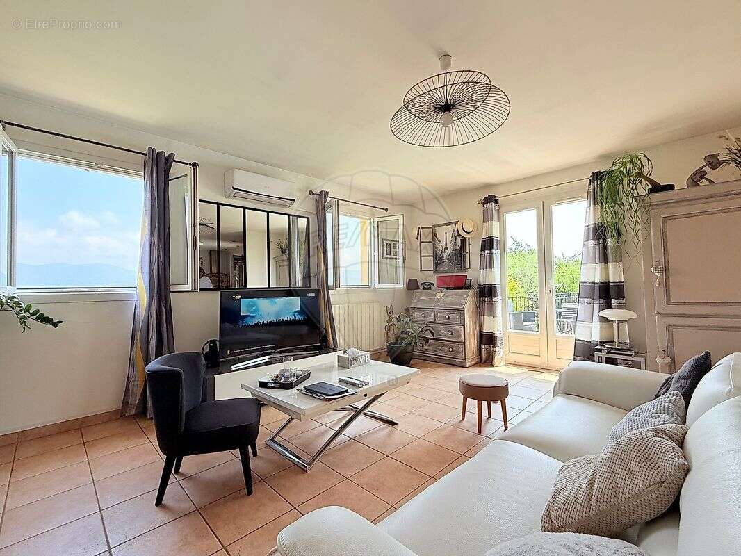 Maison à CHATEAUNEUF-VILLEVIEILLE