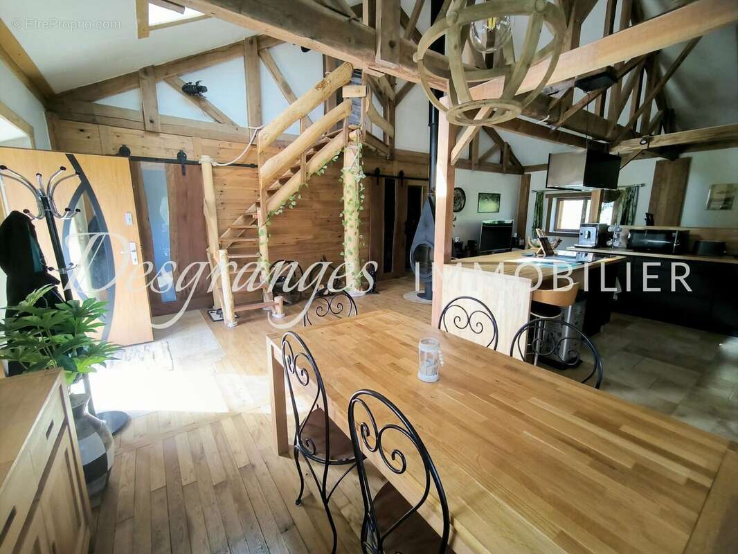 Maison à SAINT-CYR-LES-CHAMPAGNES