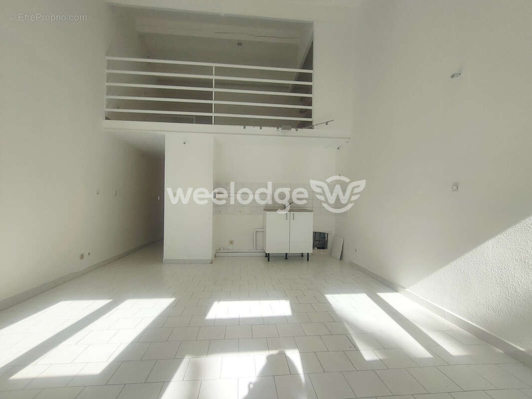 Séjour avec coin cuisine - Appartement à CAVAILLON