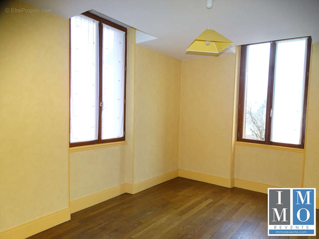 Maison à DUN-SUR-AURON