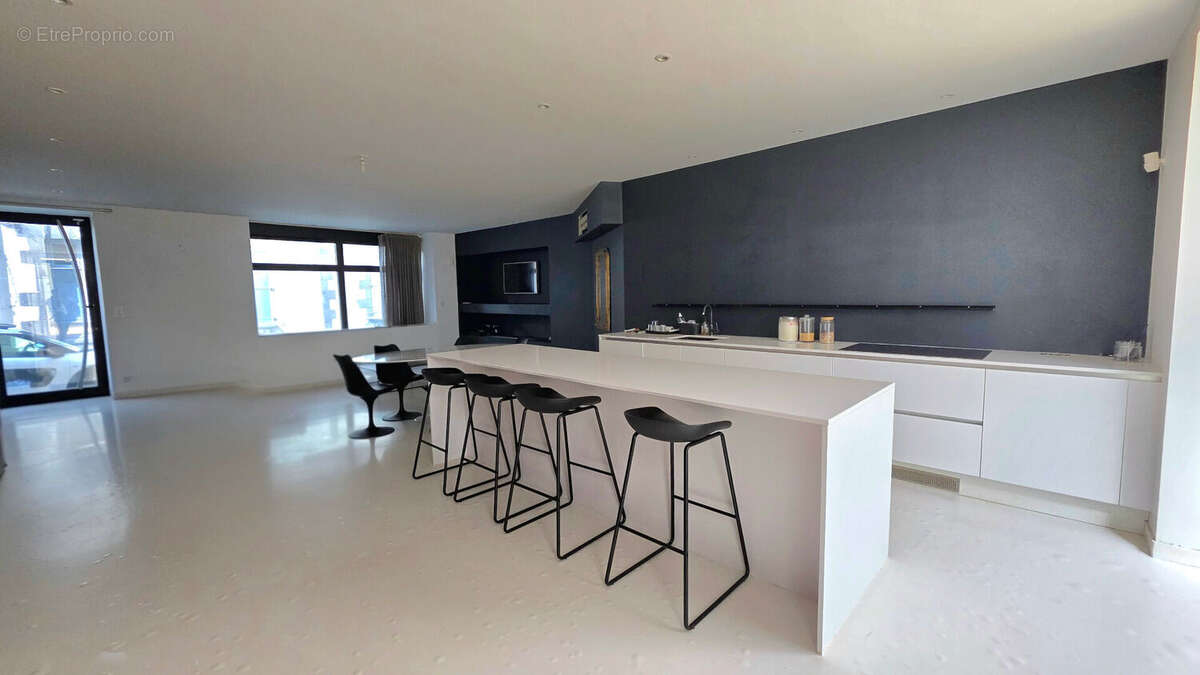 CLERMONT-FERRAND / Bien Rare à la vente, loft en centre-ville ! - photo 2