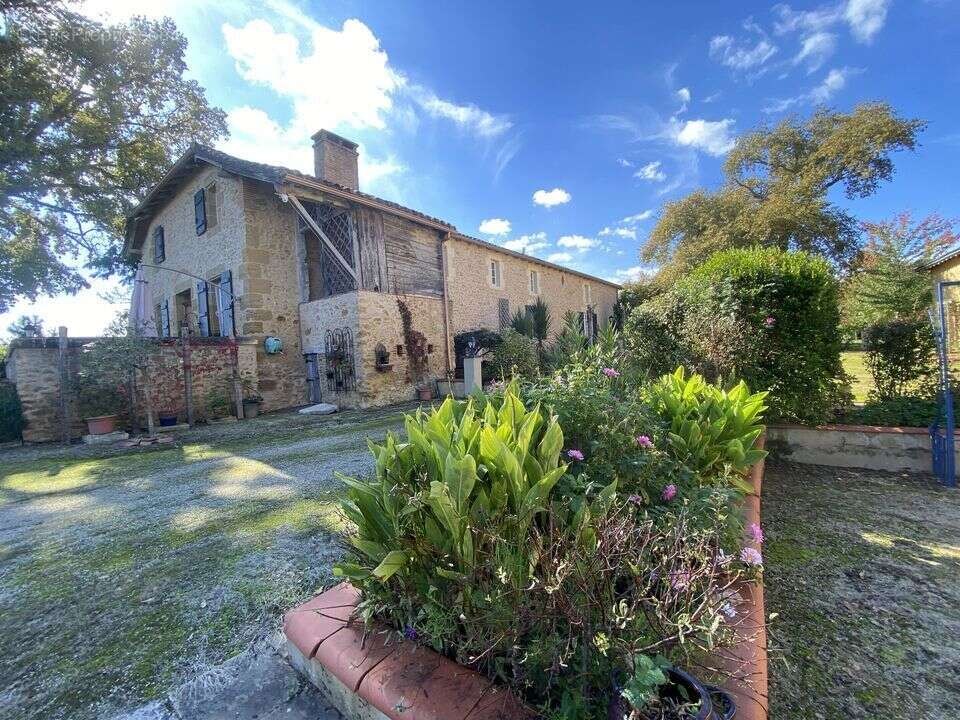 #maison #pierres #ferme #dépendance #terrain #gers #gîtes