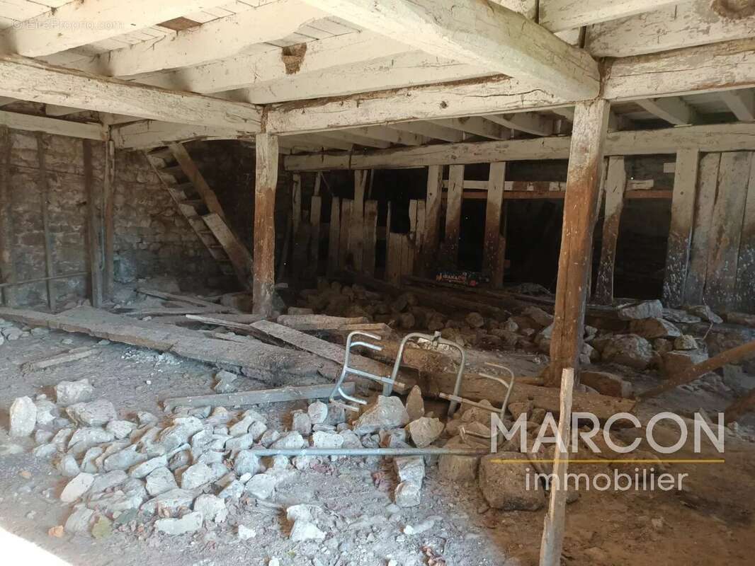 Maison à SAINT-HILAIRE-LE-CHATEAU