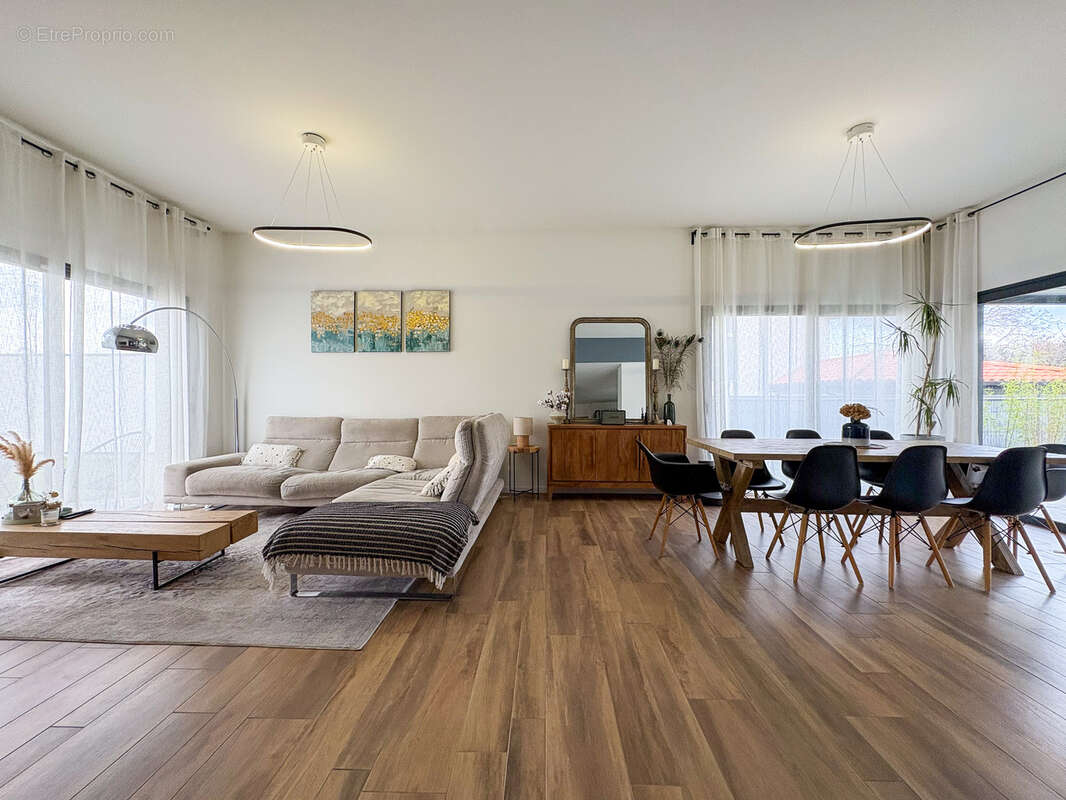 Maison à LES MARTRES-D'ARTIERE