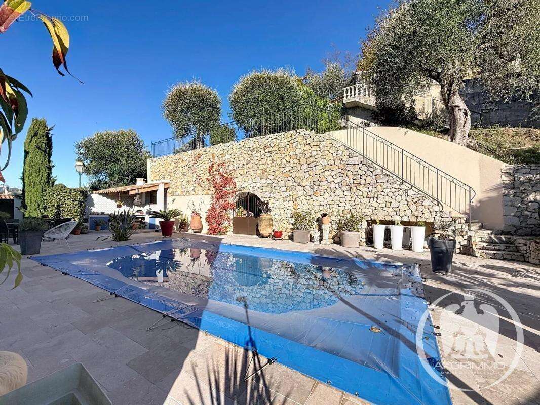 Maison à CASTAGNIERS