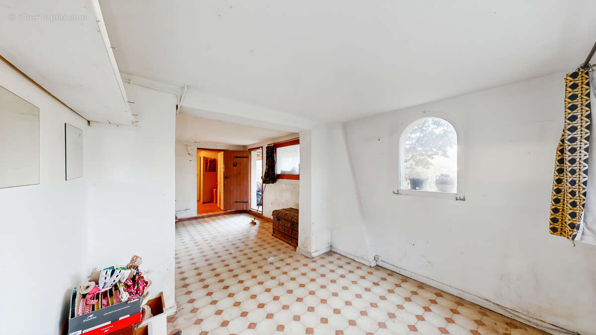 Maison à rénover, piscine, terrain 1660 m2 - photo 27