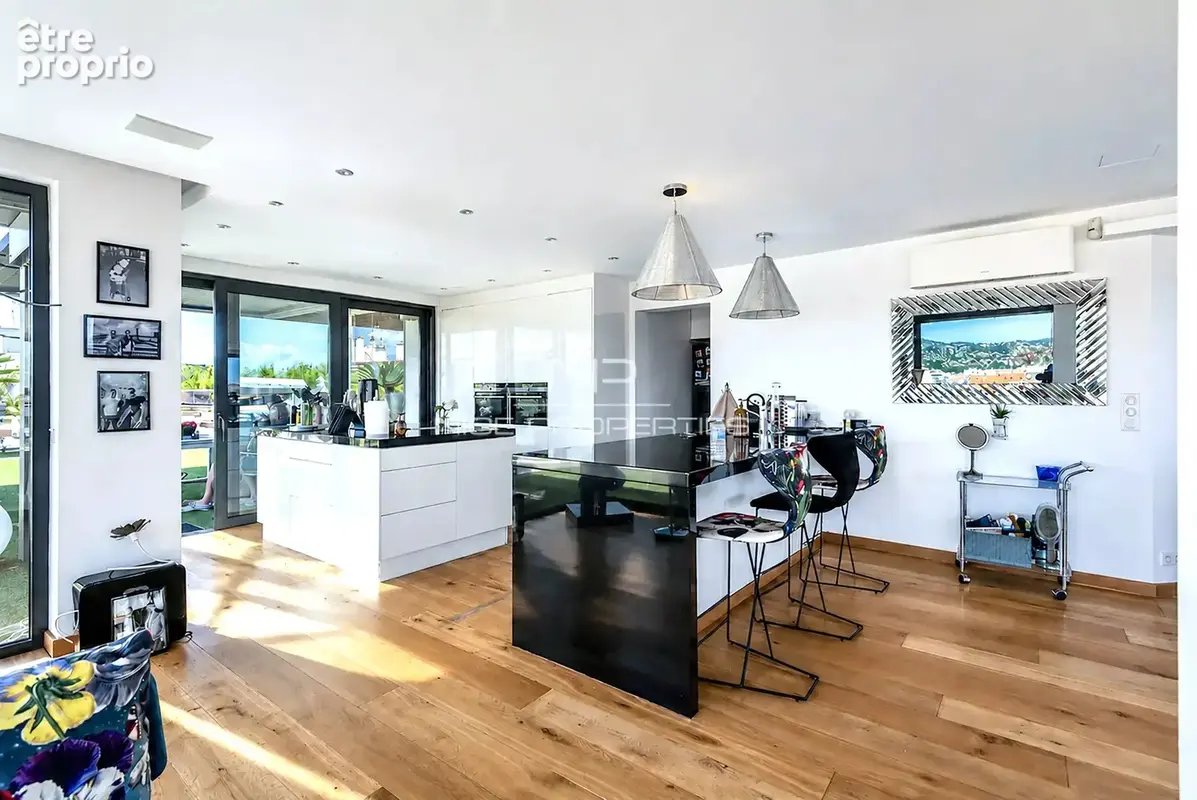 JUAN-LES-PINS Superbe penthouse - 350m2 terrasse vue mer - photo 8
