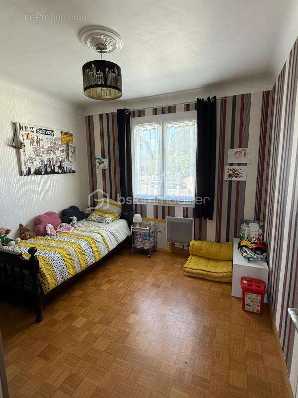 Maison familiale de 130 m² habitables avec jardin arboré de 757m² et piscine - photo 10