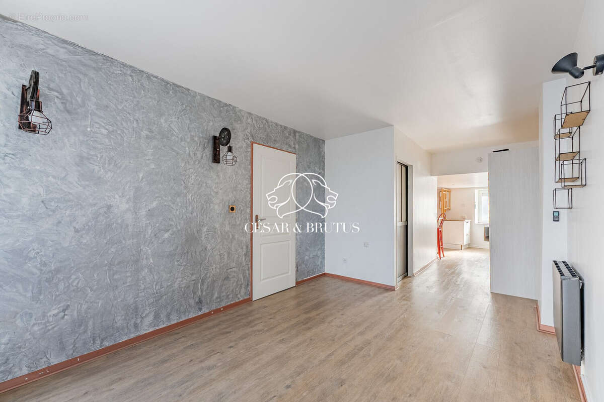 Appartement à LA TOUR-DE-SALVAGNY