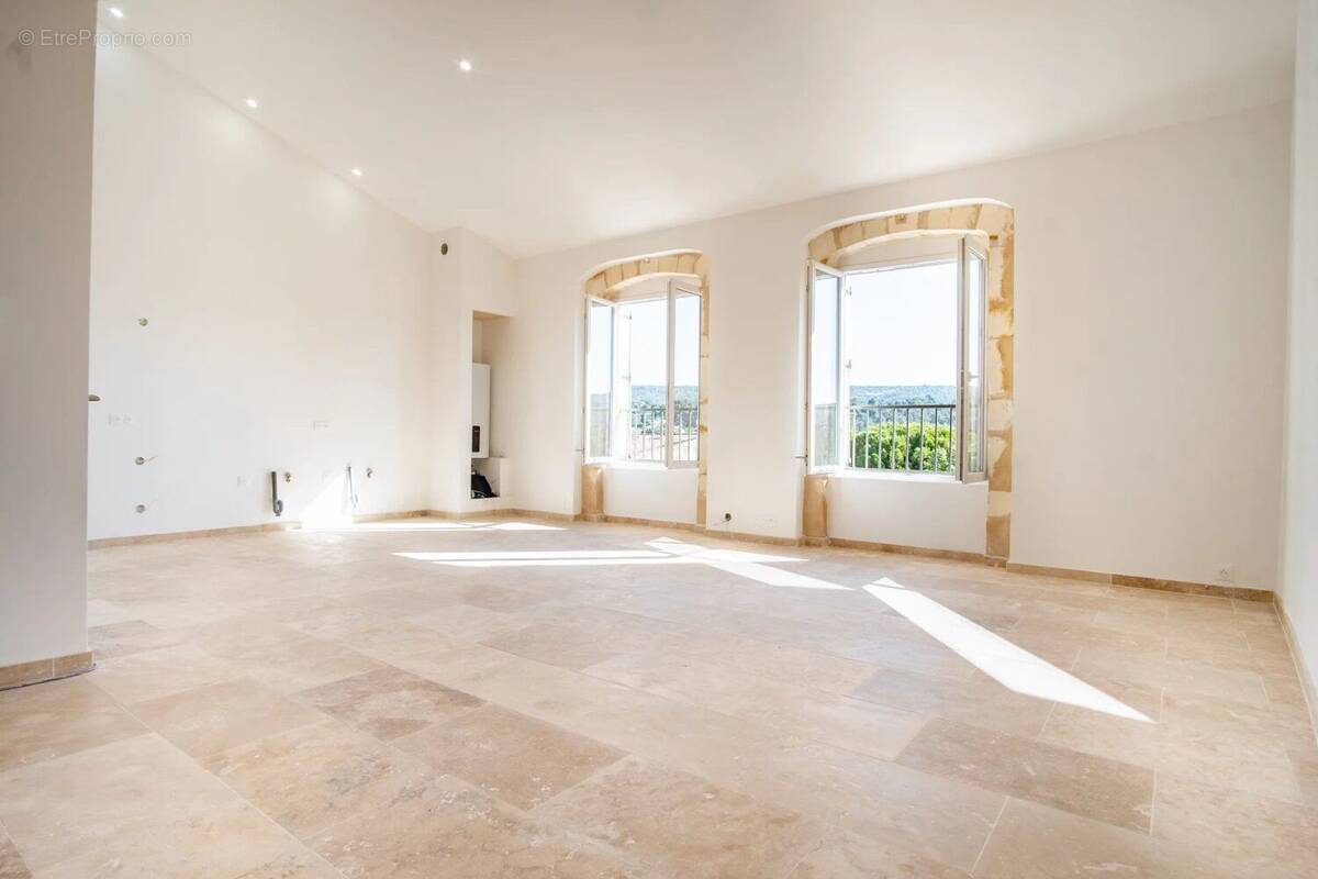 Appartement à POURRIERES