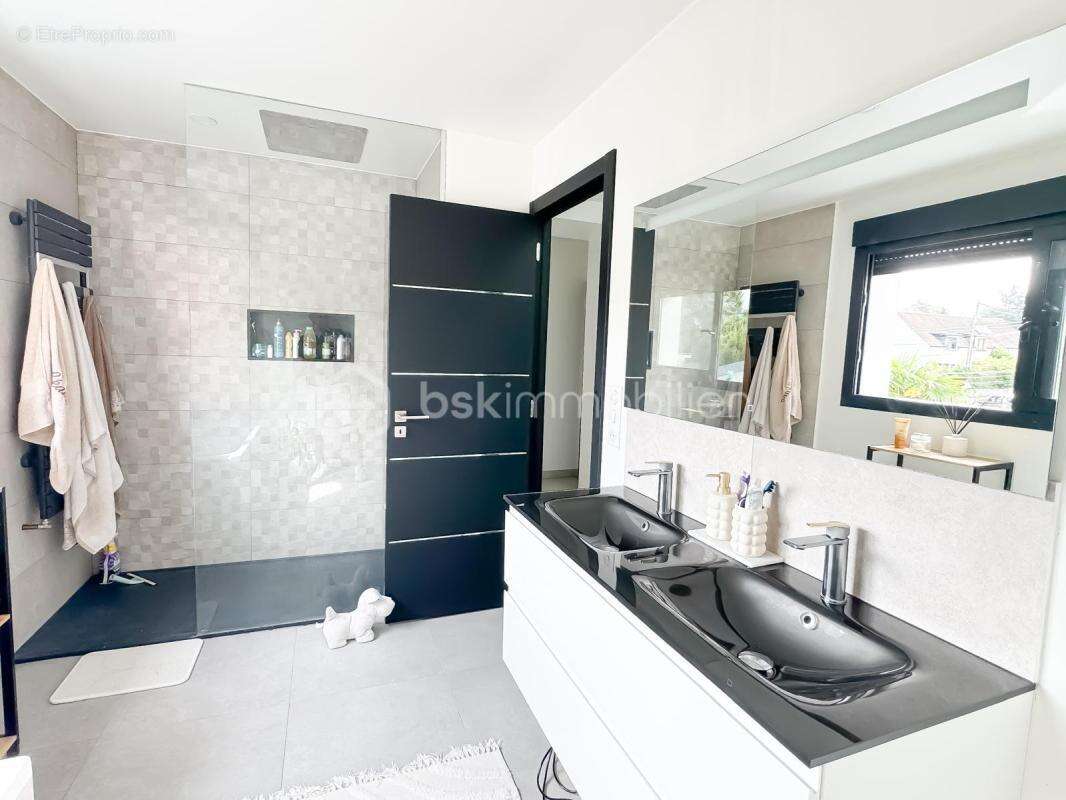Magnifique pavillon familial à saisir intégralement rénové et meublé, avec piscine aux portes de Val d'Europe - photo 8