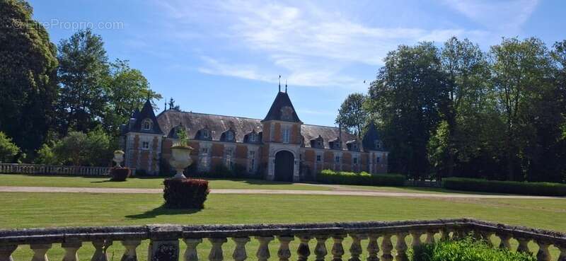 Château du XVIIIème à 1h10 de Paris. Conçu pour accueillir activités professionnelles et vie familiale indépendante - photo 2