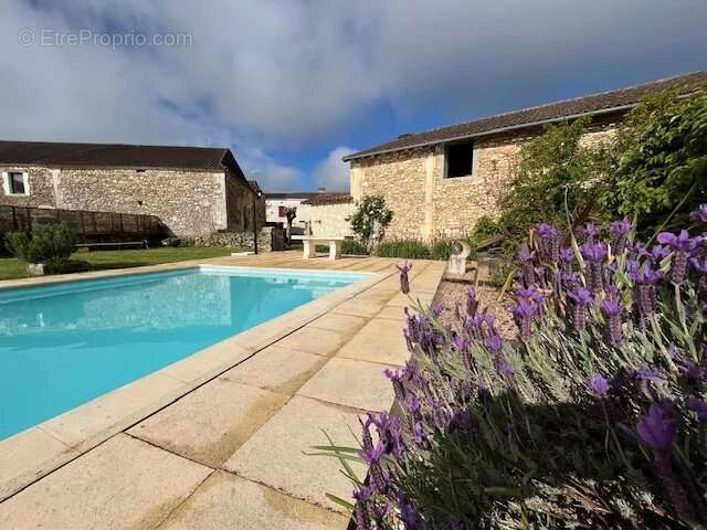 Maison à LA TOUR-BLANCHE