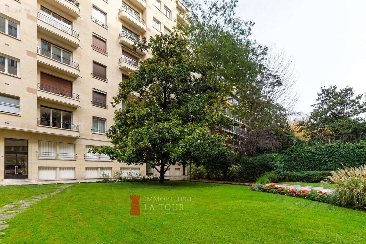 Appartement à PARIS-16E