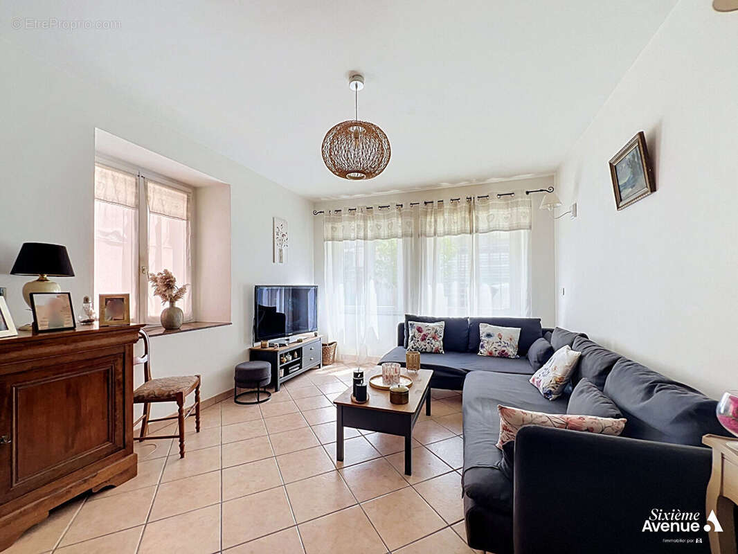 Maison de Village à Saint-Symphorien d'Ozon, 5 pièces, 3 chambres 119 m2. - photo 3