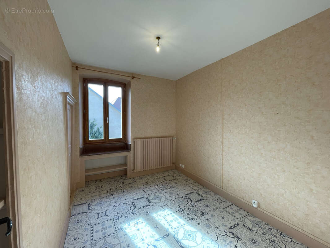 Maison à CHAMPAGNE-EN-VALROMEY