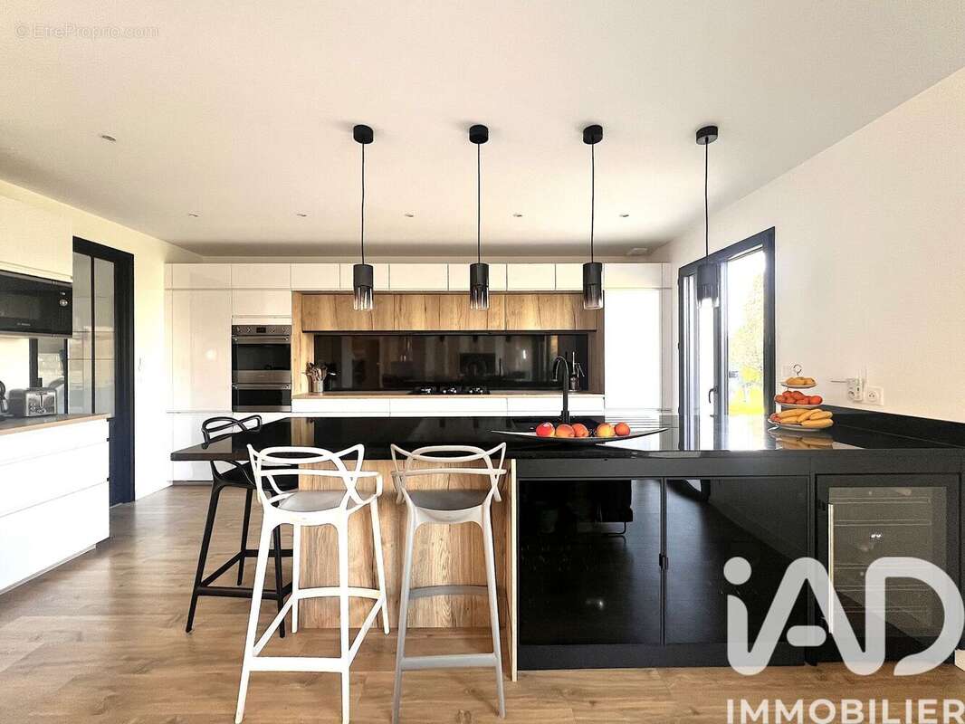 Maison 260 m² à La Brosse-Montceaux  - photo 8